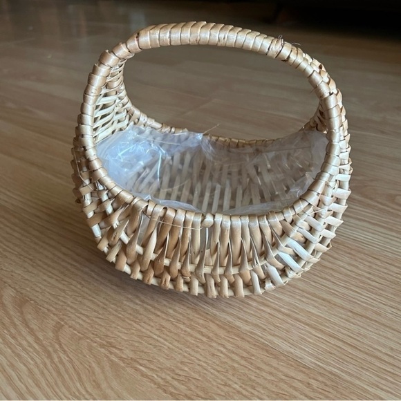 Wicker Hand Woven Crescent Shaped Basket - Picture 6 of 8